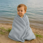 Păturică New Baby din muselină 70x100 cm gri – copil cu păturica în exterior