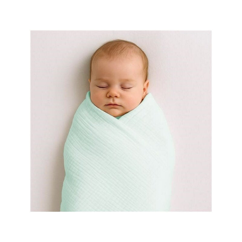 Păturică New Baby din muselină 70x100 cm mint – bebeluș învelit în păturică