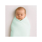 Păturică New Baby din muselină 70x100 cm mint – bebeluș învelit în păturică