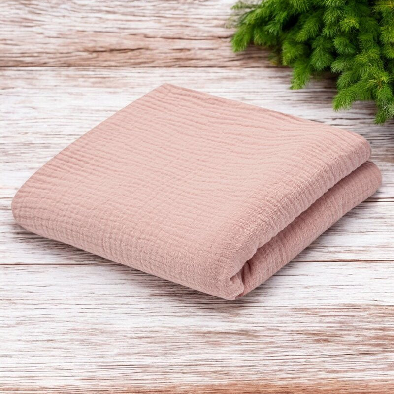 Păturică New Baby din muselină 70x100 cm roz – păturica pe o suprafață de lemn