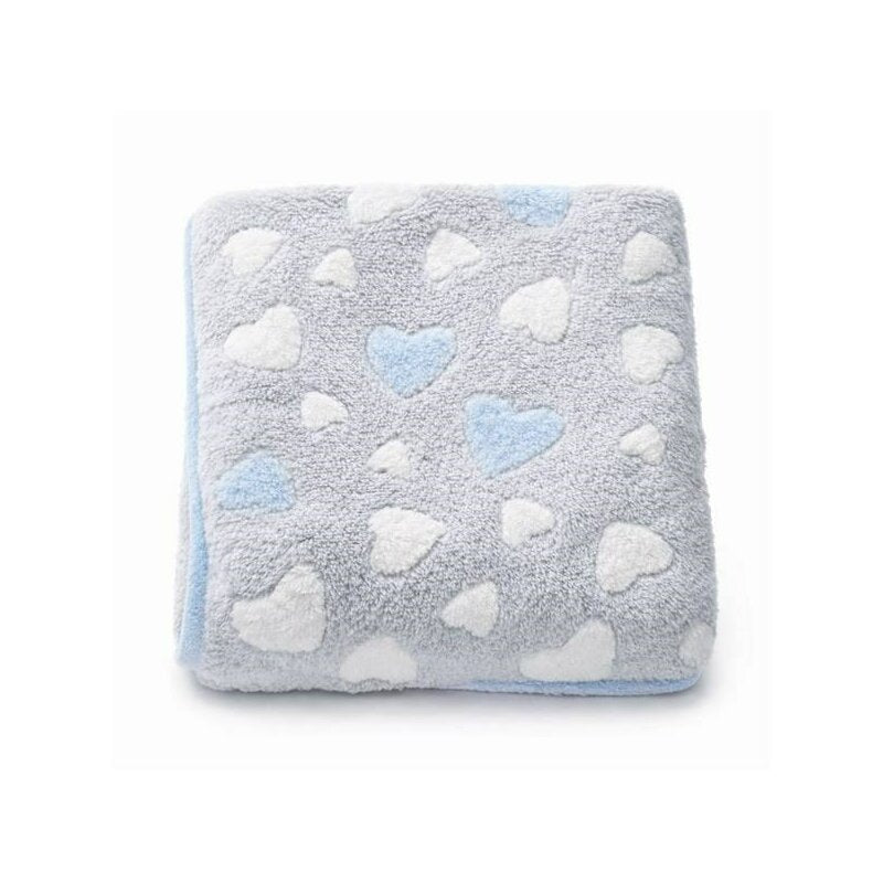 Paturica New Baby Heart, Albastru – păturica pliată cu inimioare albastre