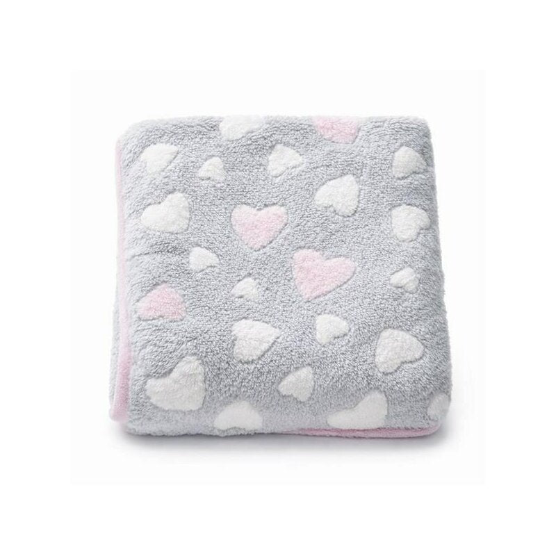 Paturica New Baby Heart, Roz – păturica pliată cu inimioare roz