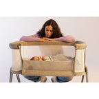 Păturică Lionelo Bamboo Blanket Beige Sand – imagine ambientală cu pătuț