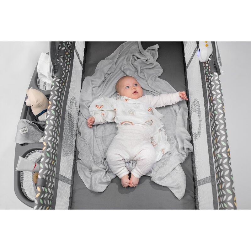 Muselină Lionelo Bamboo Swaddle Beige Sand – imagine de utilizare cu bebeluș