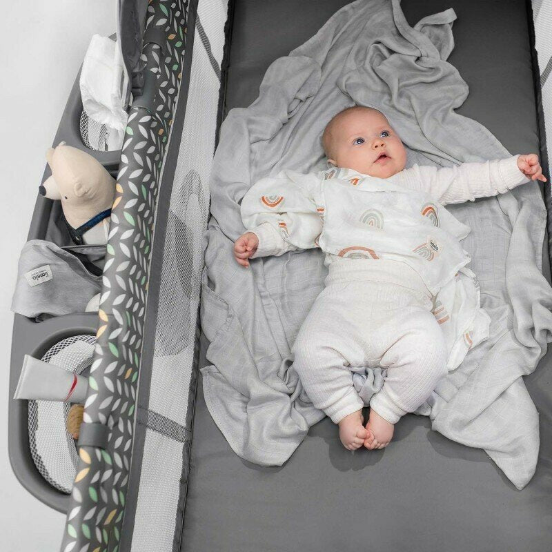 Muselină Lionelo Bamboo Swaddle Beige Sand – imagine de utilizare cu bebeluș