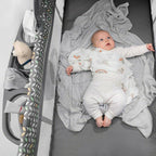 Muselină Lionelo Bamboo Swaddle Grey Stone – imagine de utilizare cu bebeluș