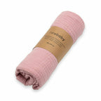 Păturică New Baby Soft Muslin roz – păturica rulată cu banderolă