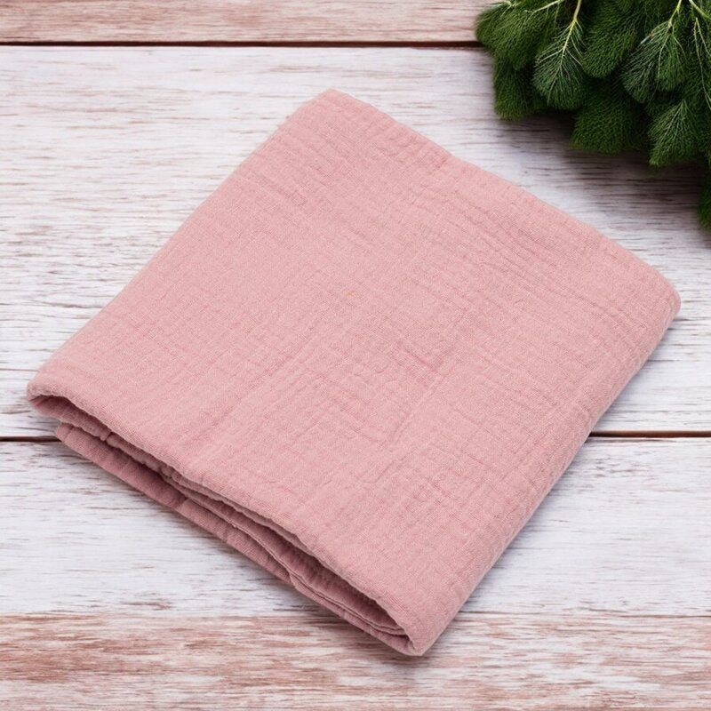 Păturică New Baby Soft Muslin roz – păturica așezată pe lemn