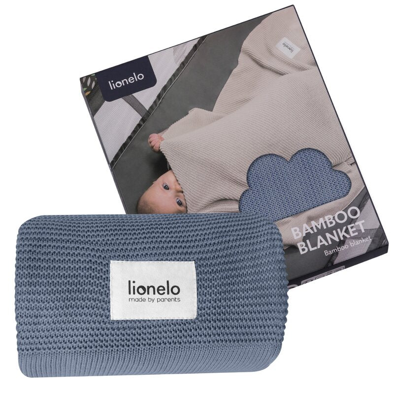Păturică Lionelo Bamboo Blanket Blue – păturică rulată lângă ambalaj