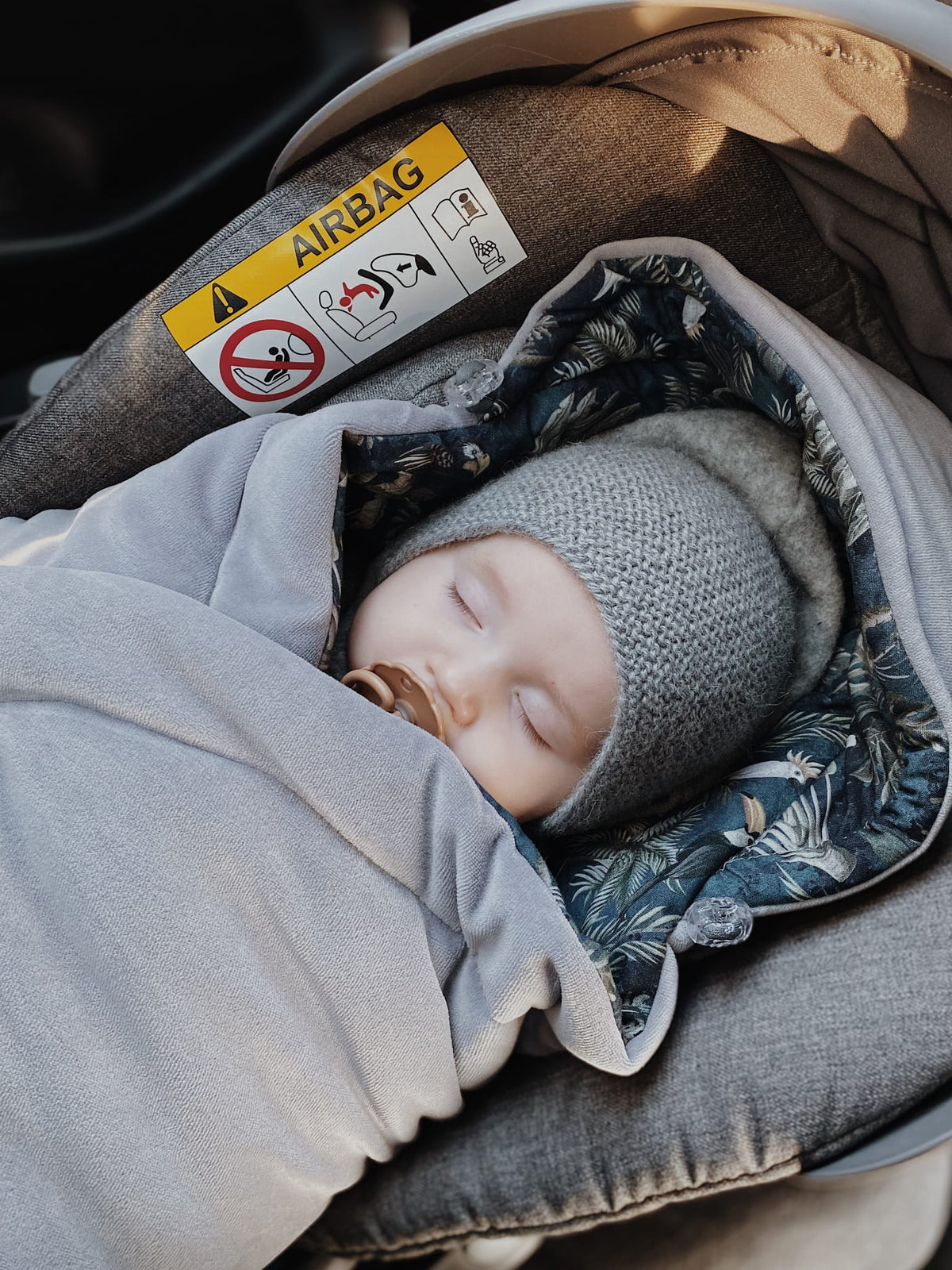 Paturica pentru scoica auto Sleepee Royal Baby catifea Sand - detaliu 4