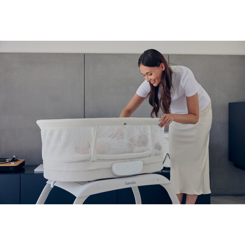 Patut balansoar, Lionelo, Coral, Cu landou ergonomic detasabil, Functie de balansare integrata, Functie de cantar, Sunete si cantece de leagan, Cu roti, Panou tactil sau telecomanda, 0-9 kg, EN 1130:2019+AC:2020,EN 16890:2017+A1:2021, Alb