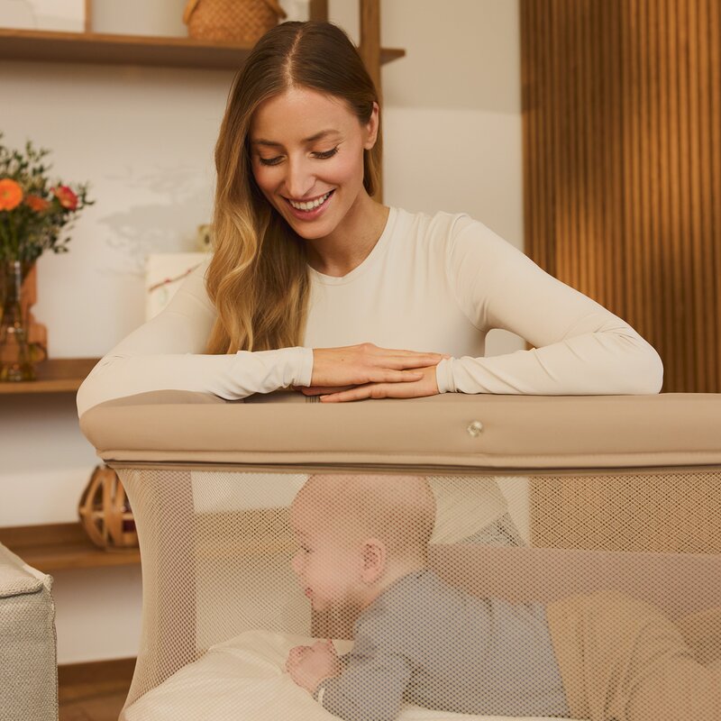 Patut co-sleeper, Lionelo, Jodie, Multifunctional, Reglabil in 6 pozitii pe inaltime, Saltea cu densitate T25, Functie de leganare, Cu plasa de tantari, Buzunar depozitare, Geanta transport, 84x48x70-80 cm, Bej