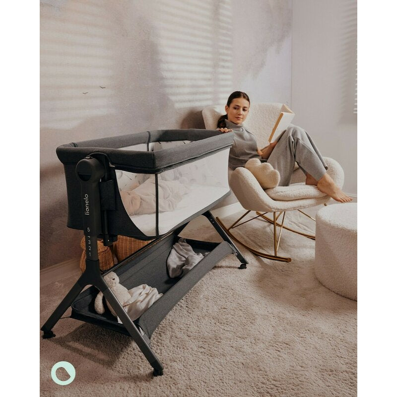 Patut co-sleeper, Lionelo, Leonie, Plus, Pliabil, Cu sistem de leganare, Cu setare unghiulara, Reglabil in 6 pozitii pe inaltime, Conform cu standardele europeane de securitate EN1130 si EN16890, Gri