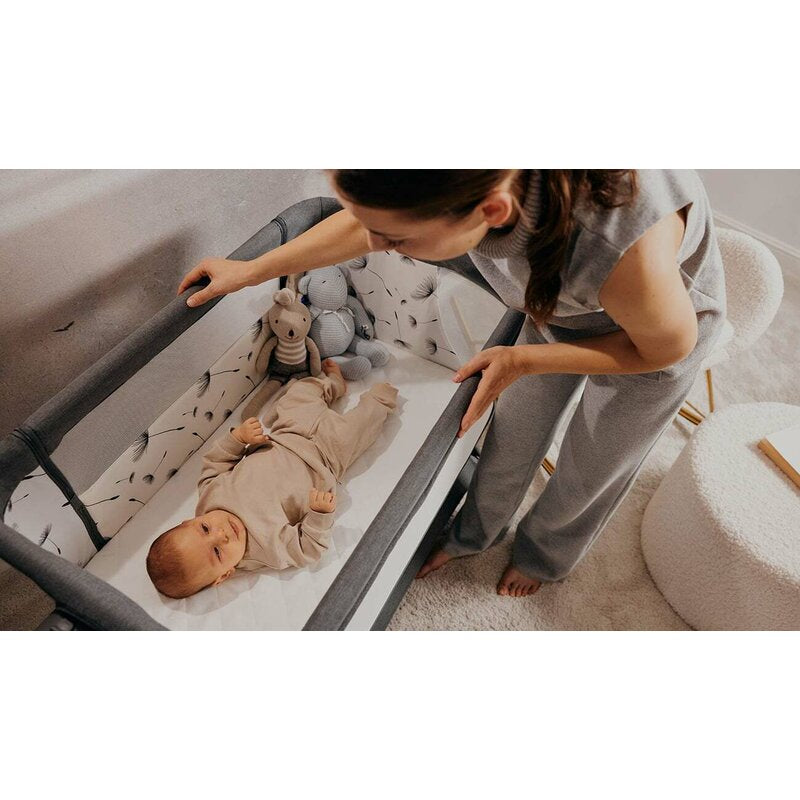 Patut co-sleeper, Lionelo, Leonie, Plus, Pliabil, Cu sistem de leganare, Cu setare unghiulara, Reglabil in 6 pozitii pe inaltime, Conform cu standardele europeane de securitate EN1130 si EN16890, Gri