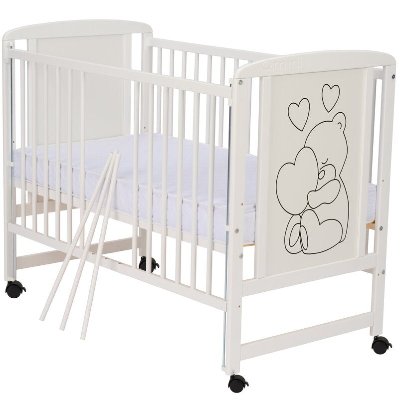 Patut din lemn, 120x60 cm, Cu laterala culisanta, Din lemn de pin si mdf, Stabil si rezistent, Inaltime saltea reglabila pe 3 nivele, Laterala cu 3 bete detasabile, EN716-1, EN716-2, Alb, Qmini, Timmi Heart + Saltea 8 cm