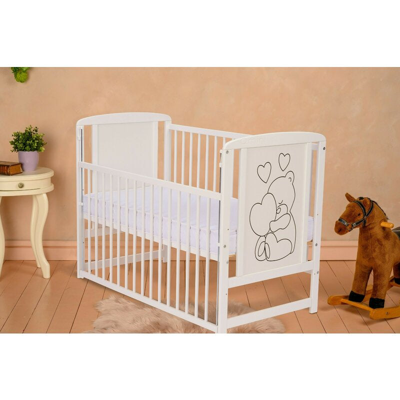 Patut din lemn, 120x60 cm, Cu laterala culisanta, Din lemn de pin si mdf, Stabil si rezistent, Inaltime saltea reglabila pe 3 nivele, Laterala cu 3 bete detasabile, EN716-1, EN716-2, Alb, Qmini, Timmi Heart + Saltea 8 cm