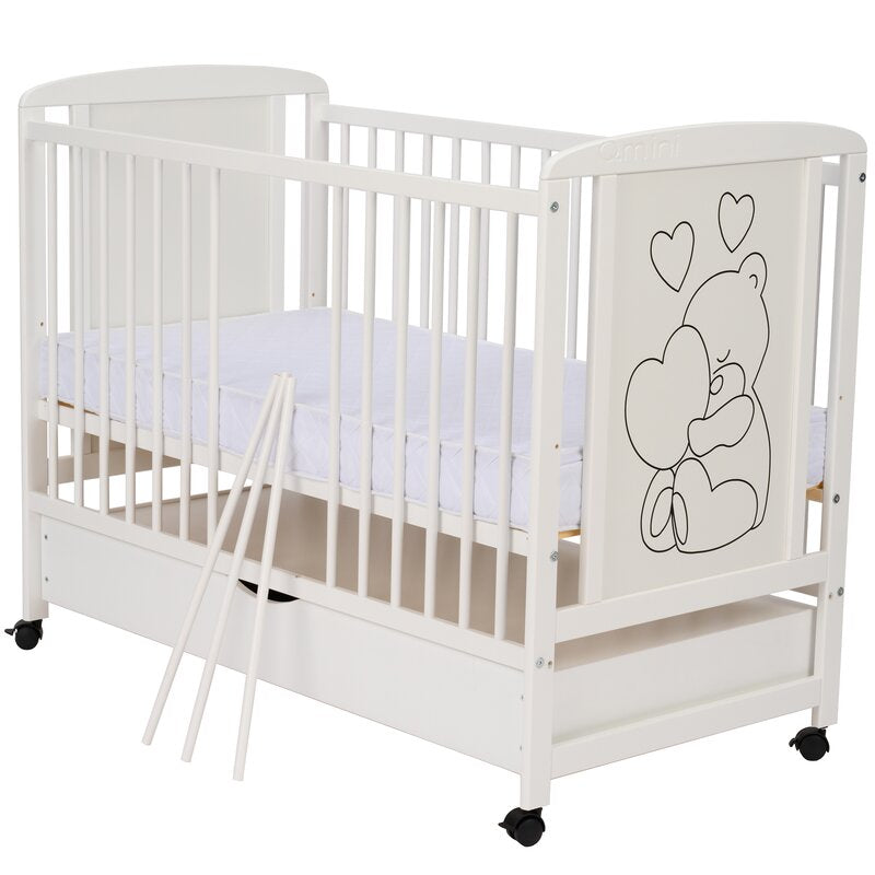 Patut din lemn, 120x60 cm, Cu sertar, Din lemn de pin si mdf, Stabil si rezistent, Inaltime saltea reglabila pe 3 nivele, Laterala cu 3 bete detasabile, EN716-1, EN716-2, Alb, Qmini, Timmi Heart + Saltea 10 cm