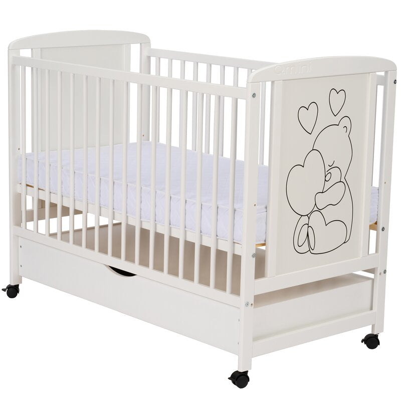 Patut din lemn, 120x60 cm, Cu sertar, Din lemn de pin si mdf, Stabil si rezistent, Inaltime saltea reglabila pe 3 nivele, Laterala cu 3 bete detasabile, EN716-1, EN716-2, Alb, Qmini, Timmi Heart + Saltea 8 cm