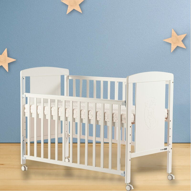 Patut din lemn bebe, 120x60 cm, Cu laterala culisanta, Din lemn de pin si mdf, Cu roti, Cu sina speciala pentru dentitie, Stabil si rezistent, White, FreeON, Mia