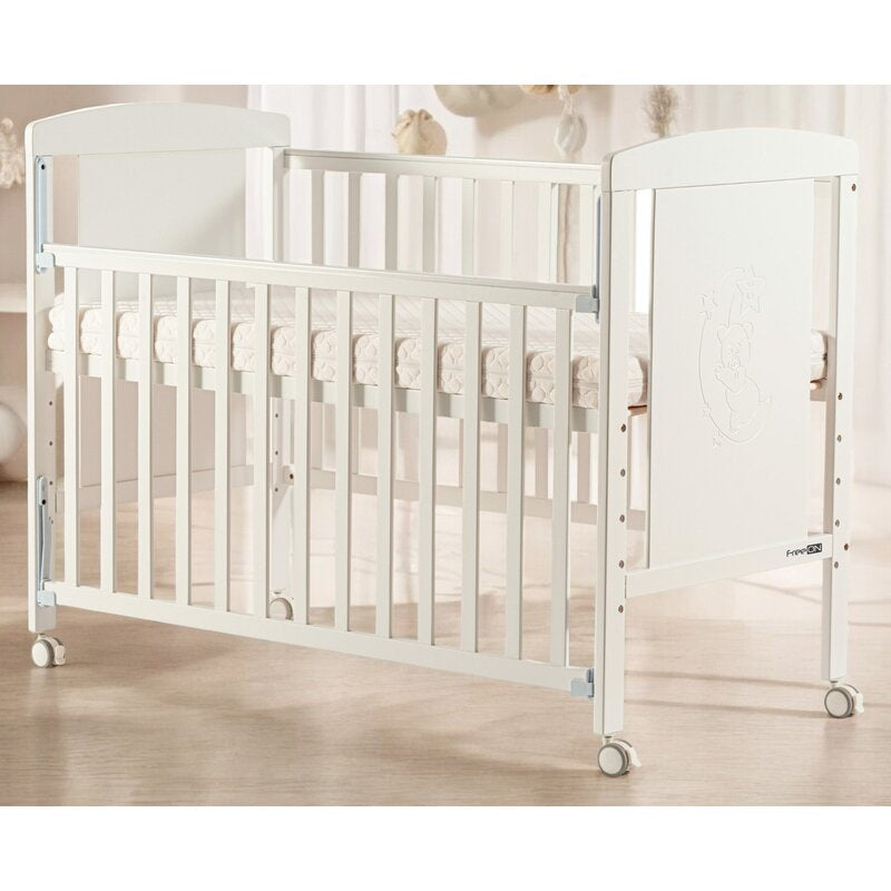 Patut din lemn bebe, 120x60 cm, Cu laterala culisanta, Din lemn de pin si mdf, Cu roti, Cu sina speciala pentru dentitie, Stabil si rezistent, White, FreeON, Mia