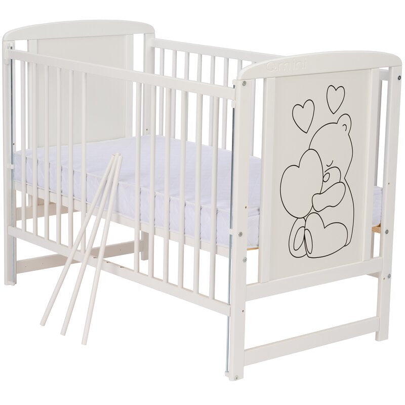 Patut din lemn bebe, 120x60 cm, Cu laterala culisanta, Din lemn de pin si mdf, Stabil si rezistent, Inaltime saltea reglabila pe 3 nivele, Laterala cu 3 bete detasabile, EN716-1, EN716-2, Alb, Qmini, Timmi Heart
