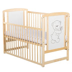 Pătuț BabyNeeds Timmi 120x60 cm natur – laterala culisantă coborâtă și desenul cu ursuleț