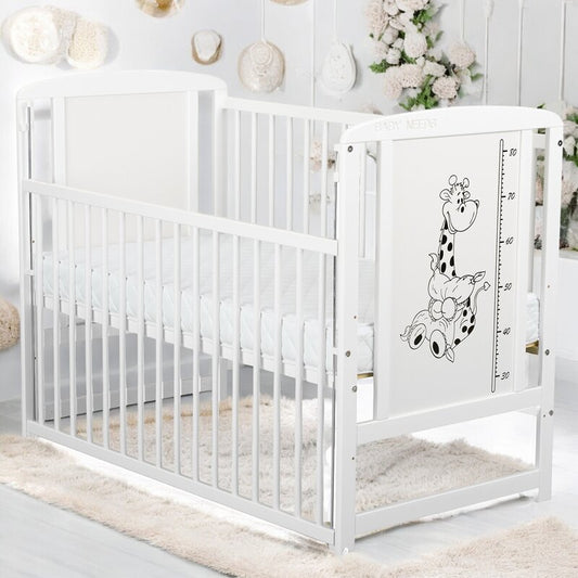 Patut din lemn bebe, 120x60 cm, Cu laterala culisanta, Din lemn de pin si mdf, Stabil si rezistent, Inaltime saltea reglabila pe 3 nivele, Laterala cu 3 bete detasabile, EN716-1, EN716, Alb, Babyneeds, Timmi Girafa + Saltea 10 cm