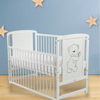 Pătuț BabyNeeds Timmi 120x60 cm alb – pătuț în cameră cu perete albastru și stele
