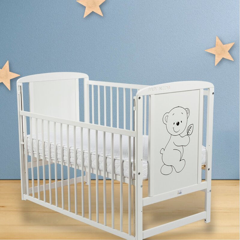 Patut din lemn bebe, 120x60 cm, Cu laterala culisanta, Din lemn de pin si mdf, Stabil si rezistent, Inaltime saltea reglabila pe 3 nivele, Laterala cu 3 bete detasabile, EN716-1, EN716-2, Alb, Babyneeds, Timmi