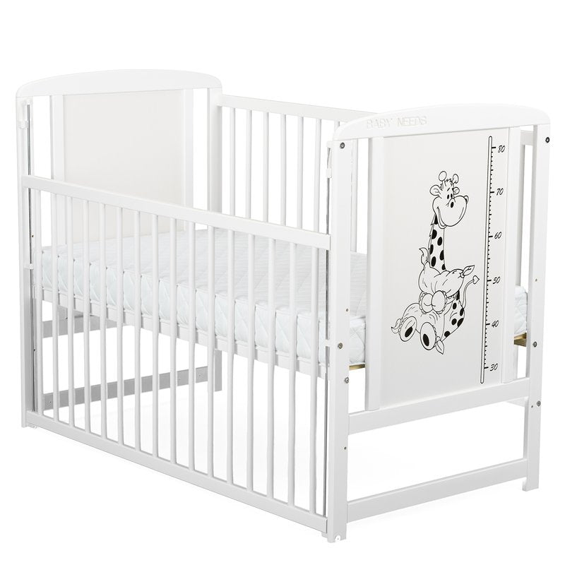 Pătuț BabyNeeds Timmi Girafa 120x60 cm alb – laterala culisantă coborâtă și desenul cu girafă