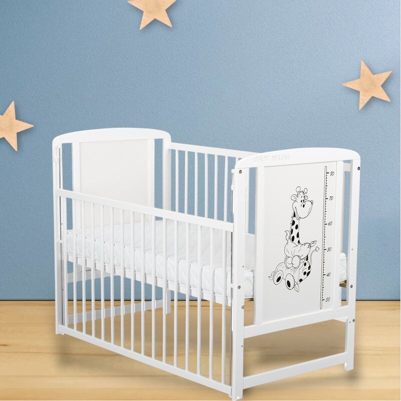 Patut din lemn bebe, 120x60 cm, Cu laterala culisanta, Din lemn de pin si mdf, Stabil si rezistent, Inaltime saltea reglabila pe 3 nivele, Laterala cu 3 bete detasabile, EN716-1, EN716-2, Alb, Babyneeds, Timmi Girafa