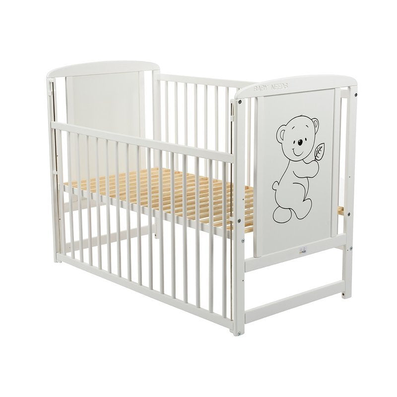 Pătuț BabyNeeds Timmi 120x60 cm alb – laterala coborâtă și somiera din lamele vizibilă