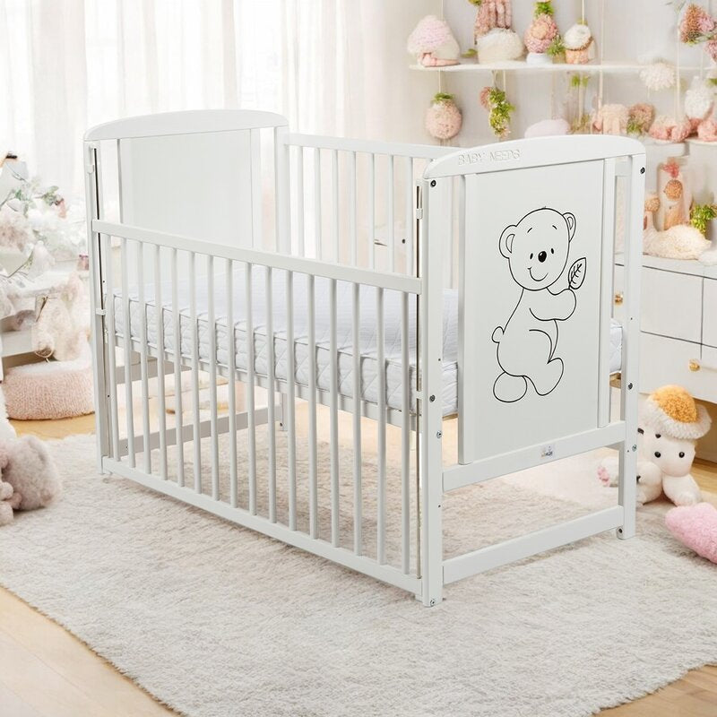 Pătuț BabyNeeds Timmi 120x60 cm alb – pătuț în cameră luminoasă, lângă rafturi cu jucării