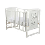 Pătuț BabyNeeds Timmi 120x60 cm alb – laterala ridicată și desenul cu ursuleț