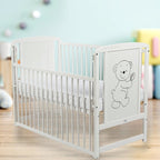 Pătuț BabyNeeds Timmi 120x60 cm alb – pătuț pe fundal bleu