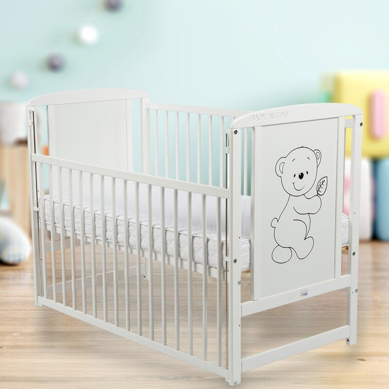 Patut din lemn bebe, 120x60 cm, Cu laterala culisanta, Din lemn de pin si mdf, Stabil si rezistent, Inaltime saltea reglabila pe 3 nivele, Laterala cu 3 bete detasabile, EN716-1, EN716-2, Alb, Babyneeds, Timmi