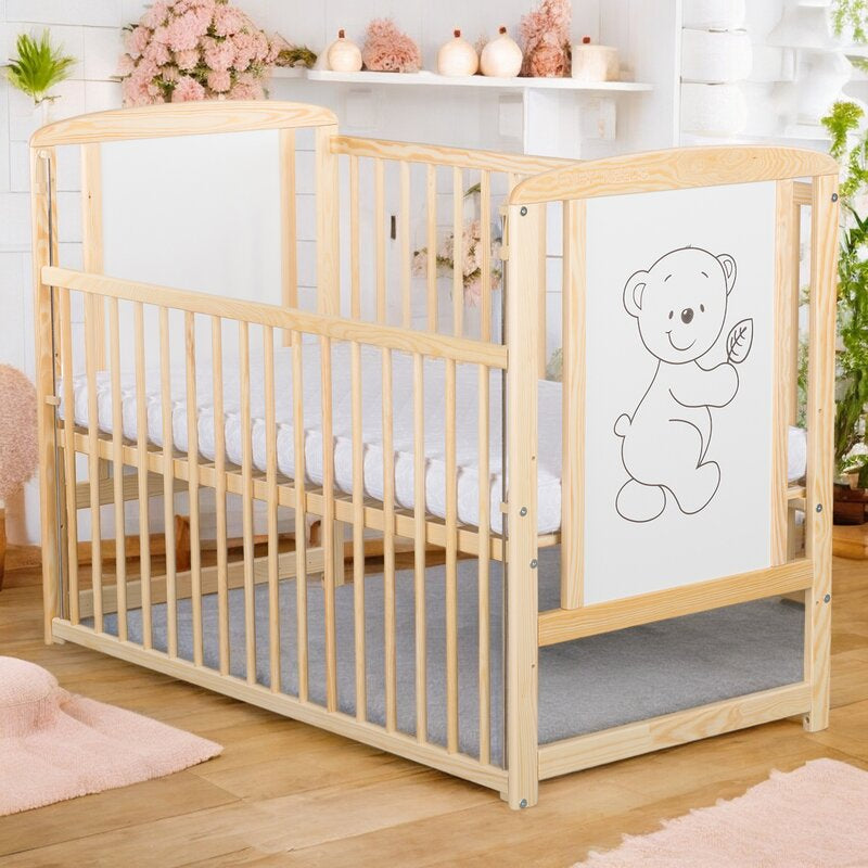 Patut din lemn bebe, 120x60 cm, Cu laterala culisanta, Din lemn de pin si mdf, Stabil si rezistent, Inaltime saltea reglabila pe 3 nivele, Laterala cu 3 bete detasabile, EN716-1, EN716-2, Natur, Babyneeds, Timmi