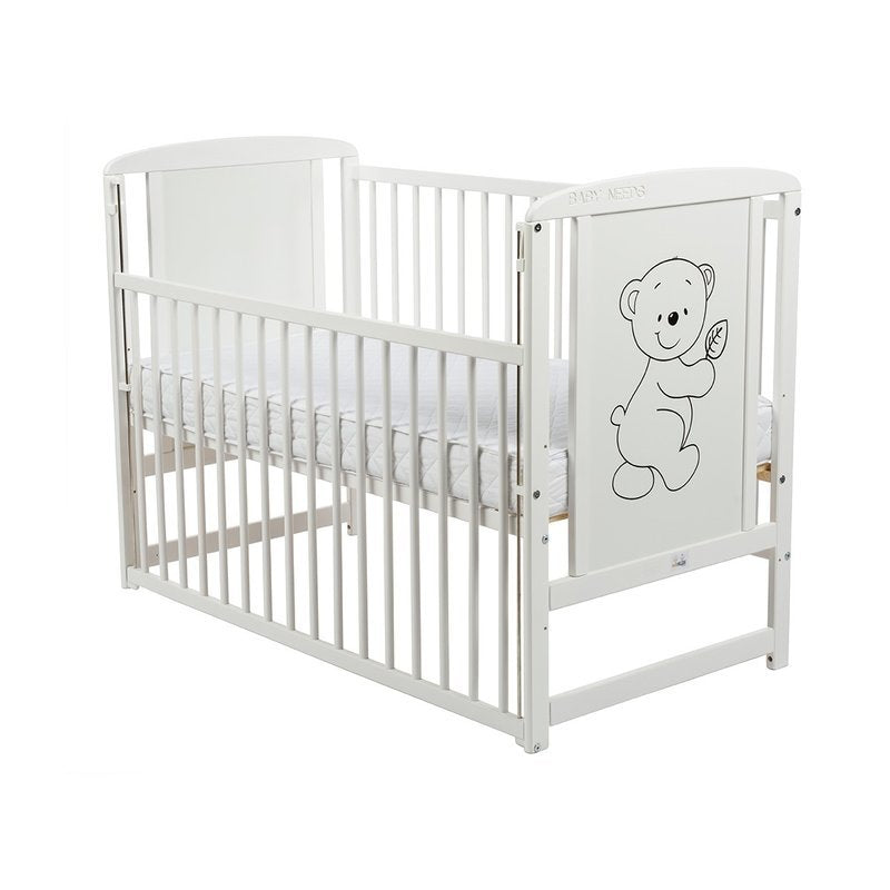 Pătuț BabyNeeds Timmi 120x60 cm alb – laterala culisantă coborâtă și desenul cu ursuleț