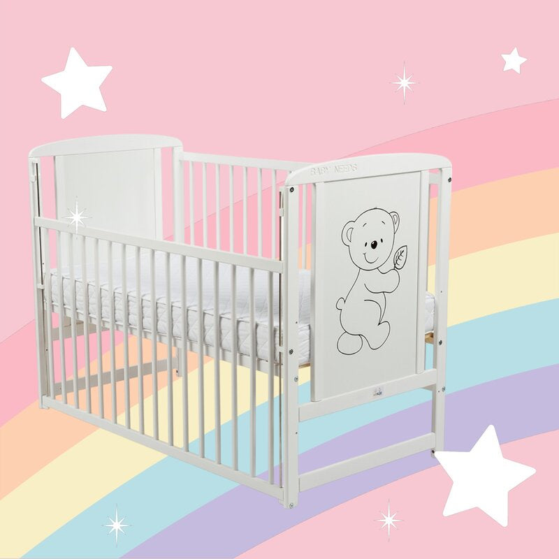 Patut din lemn bebe, 120x60 cm, Cu laterala culisanta, Din lemn de pin si mdf, Stabil si rezistent, Inaltime saltea reglabila pe 3 nivele, Laterala cu 3 bete detasabile, EN716-1, EN716-2, Alb, Babyneeds, Timmi