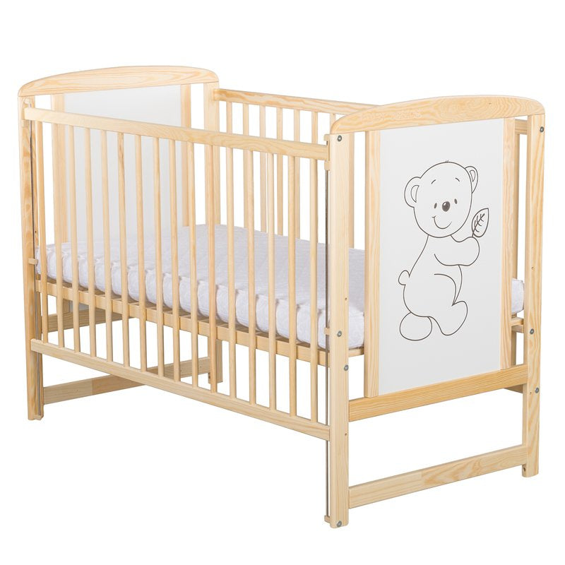 Pătuț BabyNeeds Timmi 120x60 cm natur – laterala ridicată și desenul cu ursuleț