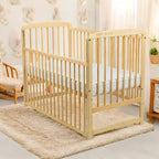 Pătuț BabyNeeds Ola 120x60 cm natur – pătuț amplasat într-o cameră luminoasă