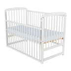 Pătuț BabyNeeds Ola 120x60 cm alb – laterala culisantă coborâtă