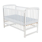 Pătuț BabyNeeds Ola 120x60 cm alb – laterala ridicată, vedere de ansamblu