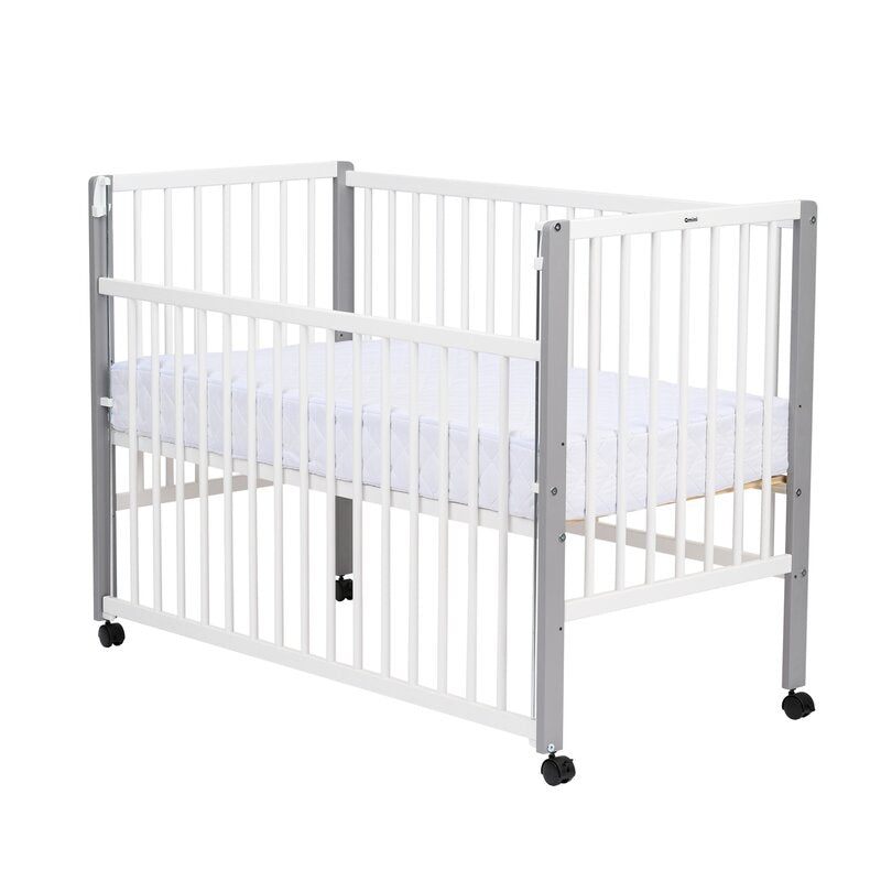 Patut din lemn bebe, 120x60 cm, Cu laterala culisanta, Din lemn de pin, Stabil si rezistent, Inaltime saltea reglabila pe 3 nivele, Laterala cu 3 bete detasabile, EN716-1, EN716-2, Alb, Qmini, Maya + Saltea 10 cm