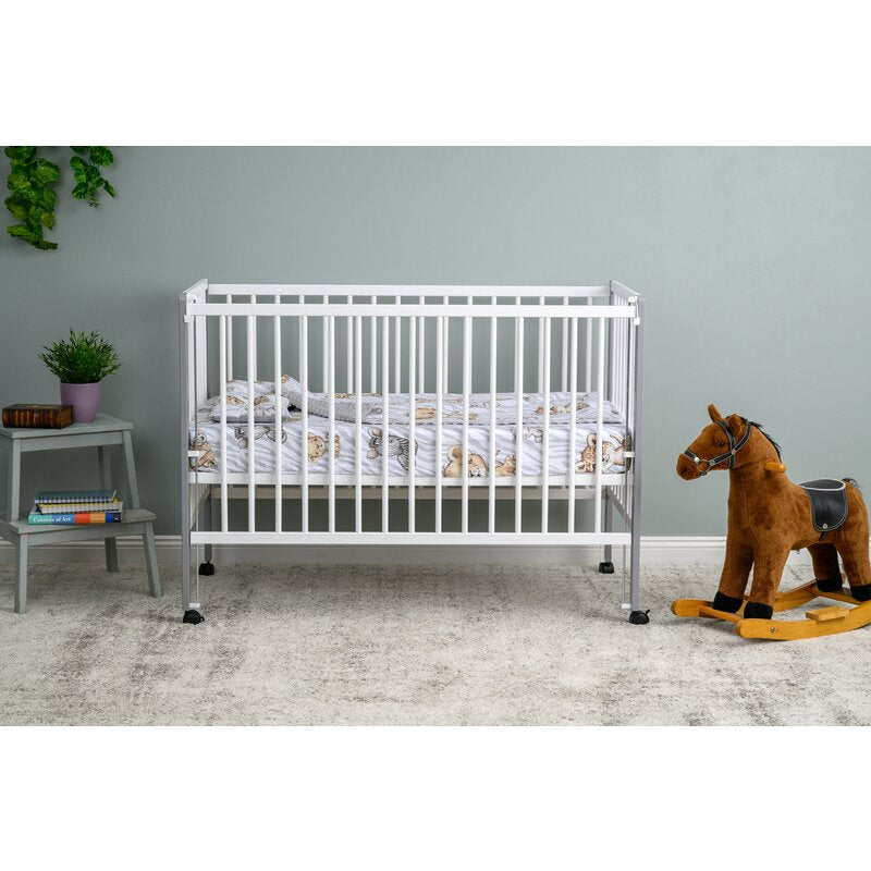 Patut din lemn bebe, 120x60 cm, Cu laterala culisanta, Din lemn de pin, Stabil si rezistent, Inaltime saltea reglabila pe 3 nivele, Laterala cu 3 bete detasabile, EN716-1, EN716-2, Alb, Qmini, Maya + Saltea 12 cm