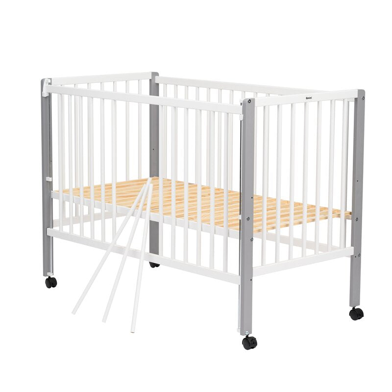 Patut din lemn bebe, 120x60 cm, Cu laterala culisanta, Din lemn de pin, Stabil si rezistent, Inaltime saltea reglabila pe 3 nivele, Laterala cu 3 bete detasabile, EN716-1, EN716-2, Alb, Qmini, Maya + Saltea 12 cm