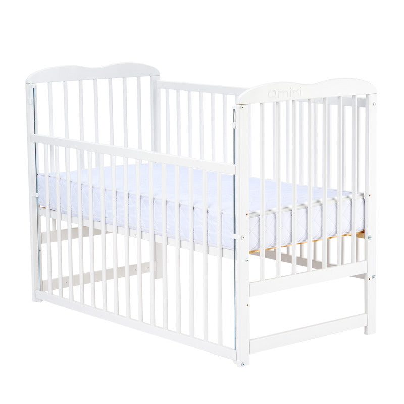 Patut din lemn bebe, 120x60 cm, Cu laterala culisanta, Din lemn de pin, Stabil si rezistent, Inaltime saltea reglabila pe 3 nivele, Laterala cu 3 bete detasabile, EN716-1, EN716-2, Alb, Qmini, Agata + Saltea 10 cm
