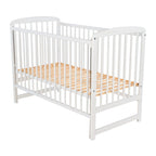 Pătuț BabyNeeds Ola 120x60 cm alb – laterala ridicată și somiera fără saltea