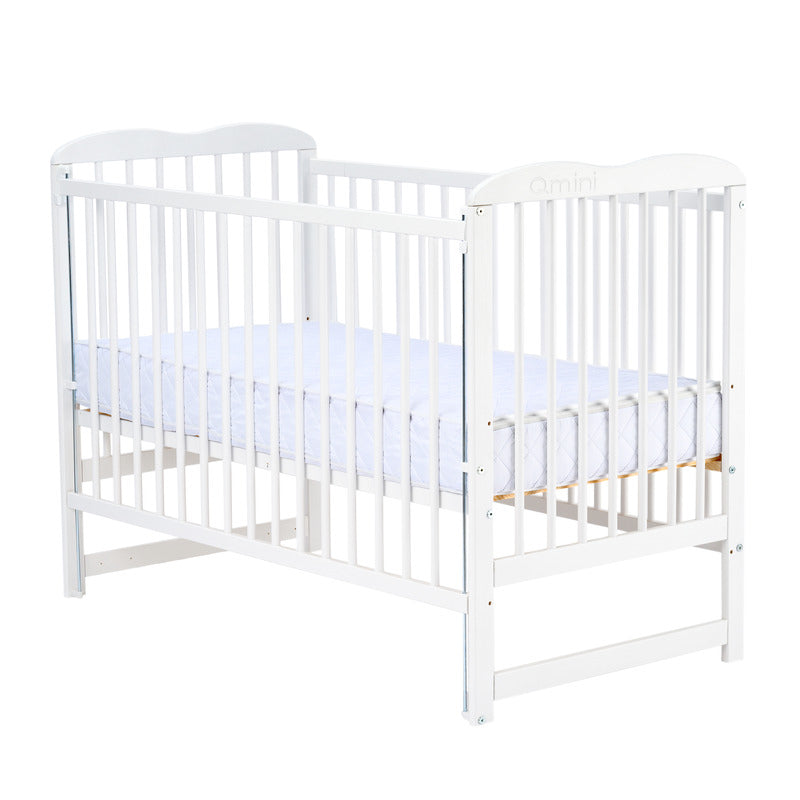 Patut din lemn bebe, 120x60 cm, Cu laterala culisanta, Din lemn de pin, Stabil si rezistent, Inaltime saltea reglabila pe 3 nivele, Laterala cu 3 bete detasabile, EN716-1, EN716-2, Alb, Qmini, Agata + Saltea 8 cm