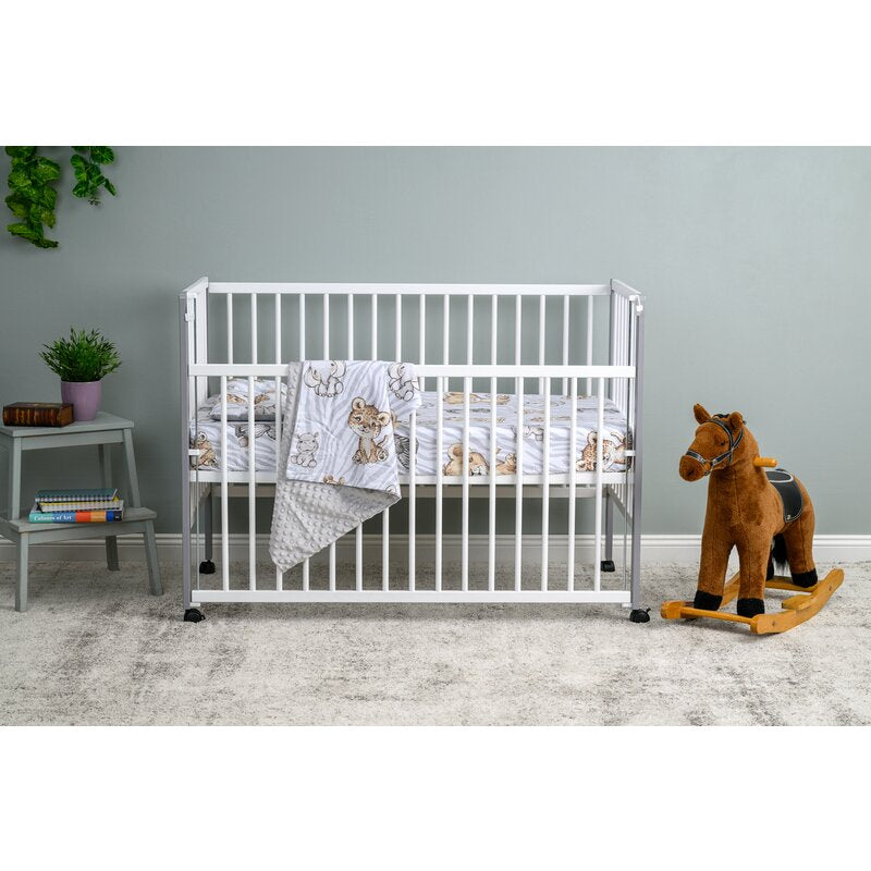 Patut din lemn bebe, 120x60 cm, Cu laterala culisanta, Din lemn de pin, Stabil si rezistent, Inaltime saltea reglabila pe 3 nivele, Laterala cu 3 bete detasabile, EN716-1, EN716-2, Alb, Qmini, Maya